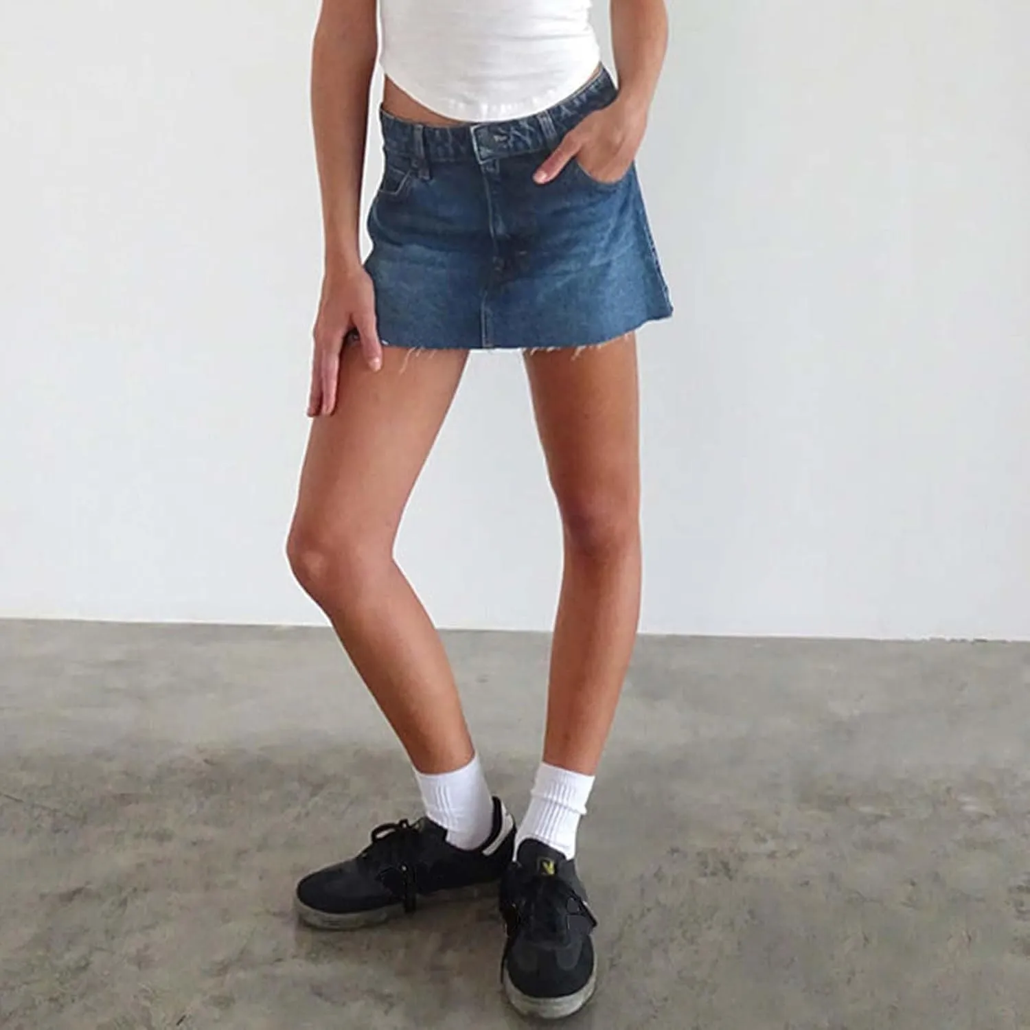 Women's Denim Mini Skirts Y2k Low Waist Raw Hem Jean Skirts Casual Trendy Summer A-line Skirts Streetwear